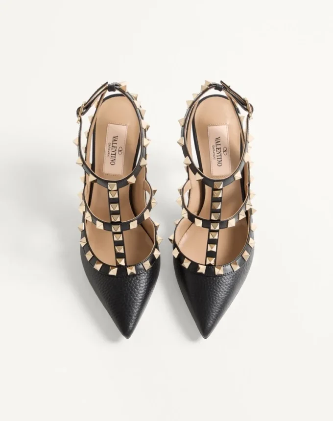 Rockstud Pumps aus genarbtem Leder mit Fesselriemchen, 100 mm Rockstud Pumps aus genarbtem Leder mit Fesselriemchen, 100 mm