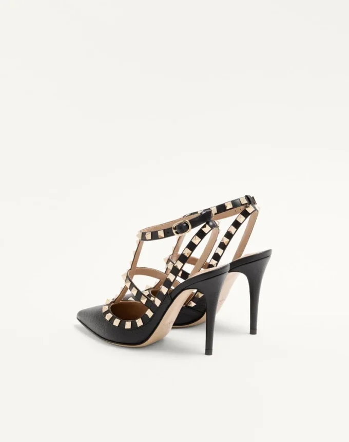 Rockstud Pumps aus genarbtem Leder mit Fesselriemchen, 100 mm Rockstud Pumps aus genarbtem Leder mit Fesselriemchen, 100 mm