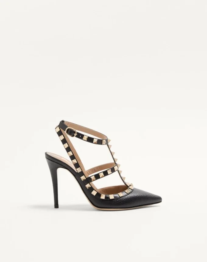 Rockstud Pumps aus genarbtem Leder mit Fesselriemchen, 100 mm Rockstud Pumps aus genarbtem Leder mit Fesselriemchen, 100 mm