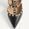 Rockstud Pumps aus genarbtem Leder mit Fesselriemchen, 100 mm Rockstud Pumps aus genarbtem Leder mit Fesselriemchen, 100 mm