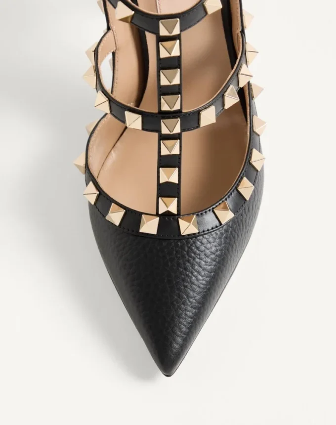 Rockstud Pumps aus genarbtem Leder mit Fesselriemchen, 100 mm Rockstud Pumps aus genarbtem Leder mit Fesselriemchen, 100 mm