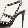 Rockstud Pumps aus genarbtem Leder mit Fesselriemchen, 100 mm Rockstud Pumps aus genarbtem Leder mit Fesselriemchen, 100 mm