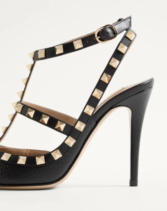 Rockstud Pumps aus genarbtem Leder mit Fesselriemchen, 100 mm Rockstud Pumps aus genarbtem Leder mit Fesselriemchen, 100 mm