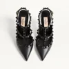 Rockstud-Pumps mit Knöchelriemen und farblich abgestimmten Nieten, 100 mm