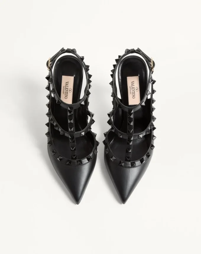 Rockstud-Pumps mit Knöchelriemen und farblich abgestimmten Nieten, 100 mm