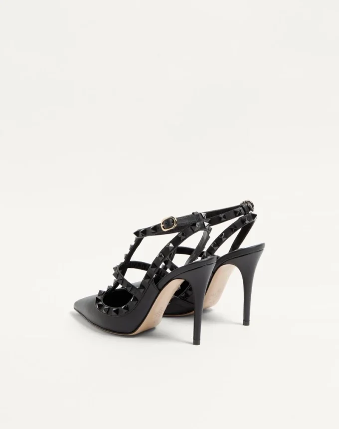 Rockstud-Pumps mit Knöchelriemen und farblich abgestimmten Nieten, 100 mm