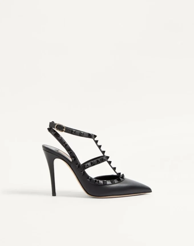 Rockstud-Pumps mit Knöchelriemen und farblich abgestimmten Nieten, 100 mm