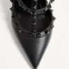 Rockstud-Pumps mit Knöchelriemen und farblich abgestimmten Nieten, 100 mm