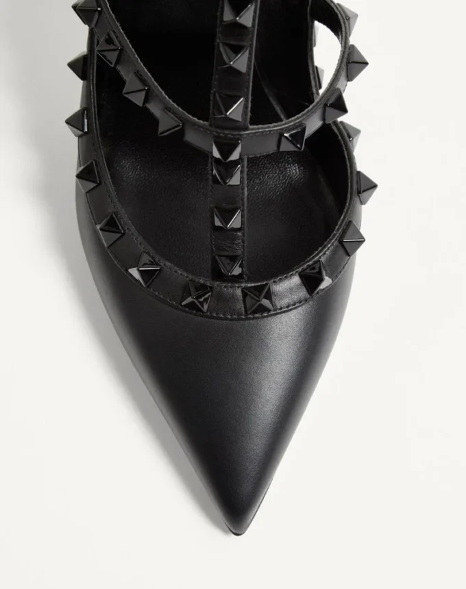 Rockstud-Pumps mit Knöchelriemen und farblich abgestimmten Nieten, 100 mm