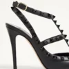 Rockstud-Pumps mit Knöchelriemen und farblich abgestimmten Nieten, 100 mm