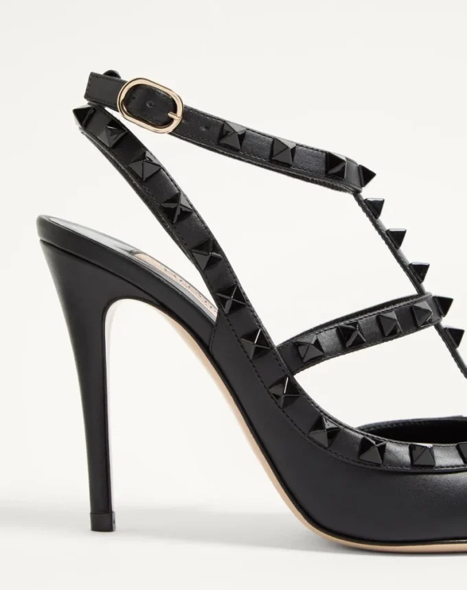 Rockstud-Pumps mit Knöchelriemen und farblich abgestimmten Nieten, 100 mm