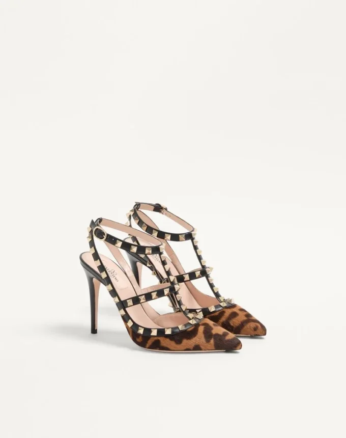 Rockstud Pumps mit Riemchen aus Kalbsleder in Pony-Optik 100 mm Rockstud Pumps mit Riemchen aus Kalbsleder in Pony-Optik 100 mm