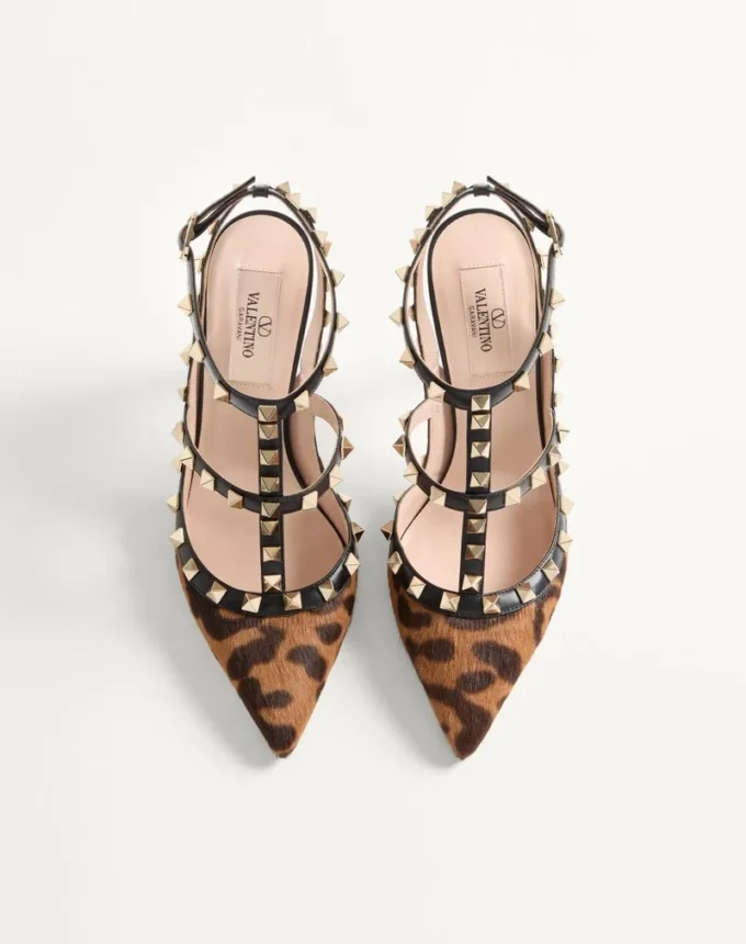Rockstud Pumps mit Riemchen aus Kalbsleder in Pony-Optik 100 mm Rockstud Pumps mit Riemchen aus Kalbsleder in Pony-Optik 100 mm