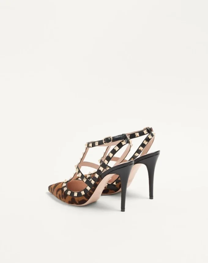 Rockstud Pumps mit Riemchen aus Kalbsleder in Pony-Optik 100 mm Rockstud Pumps mit Riemchen aus Kalbsleder in Pony-Optik 100 mm