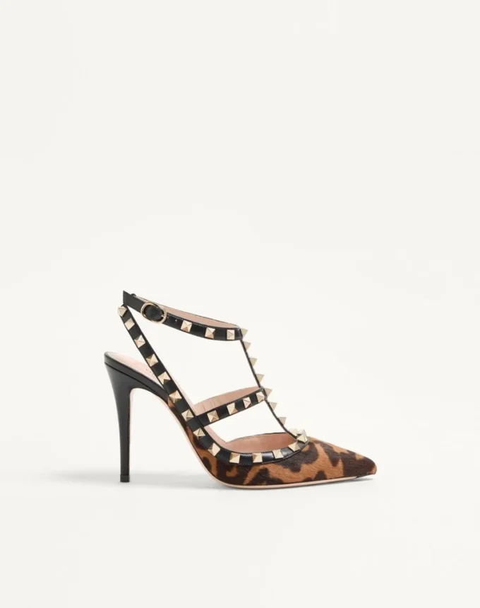 Rockstud Pumps mit Riemchen aus Kalbsleder in Pony-Optik 100 mm Rockstud Pumps mit Riemchen aus Kalbsleder in Pony-Optik 100 mm