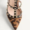 Rockstud Pumps mit Riemchen aus Kalbsleder in Pony-Optik 100 mm Rockstud Pumps mit Riemchen aus Kalbsleder in Pony-Optik 100 mm
