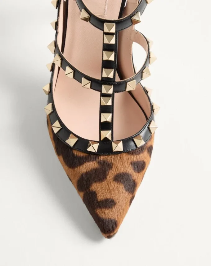 Rockstud Pumps mit Riemchen aus Kalbsleder in Pony-Optik 100 mm Rockstud Pumps mit Riemchen aus Kalbsleder in Pony-Optik 100 mm
