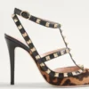 Rockstud Pumps mit Riemchen aus Kalbsleder in Pony-Optik 100 mm Rockstud Pumps mit Riemchen aus Kalbsleder in Pony-Optik 100 mm
