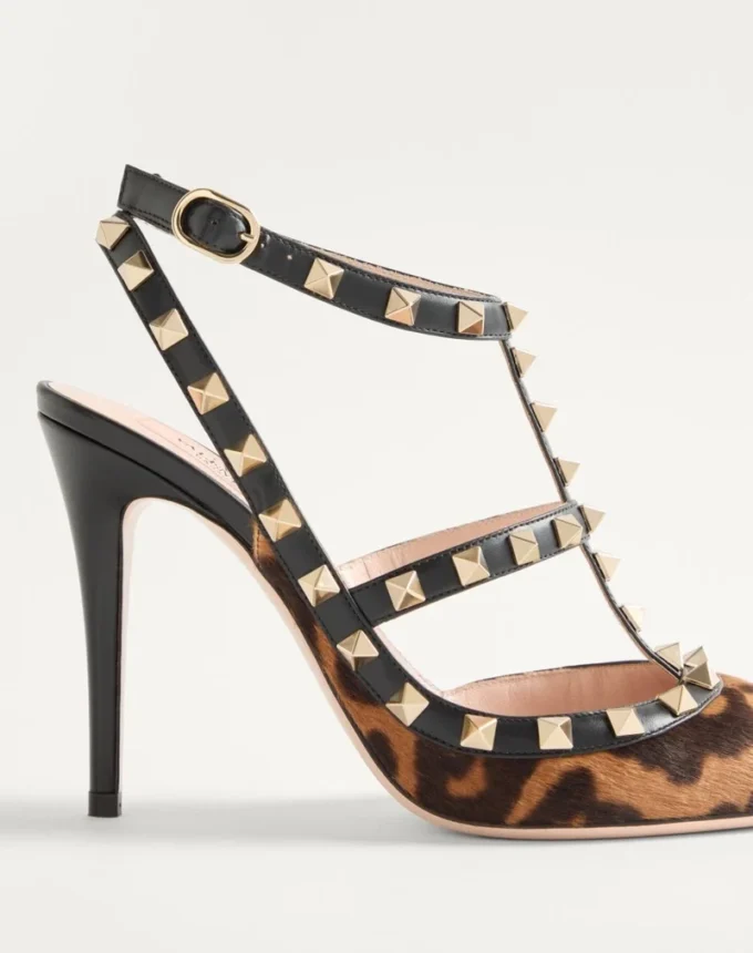 Rockstud Pumps mit Riemchen aus Kalbsleder in Pony-Optik 100 mm Rockstud Pumps mit Riemchen aus Kalbsleder in Pony-Optik 100 mm
