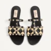 Rockstud-Sandale mit Raffia-Karostickerei