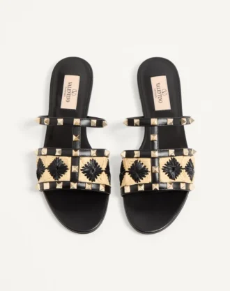Rockstud-Sandale mit Raffia-Karostickerei