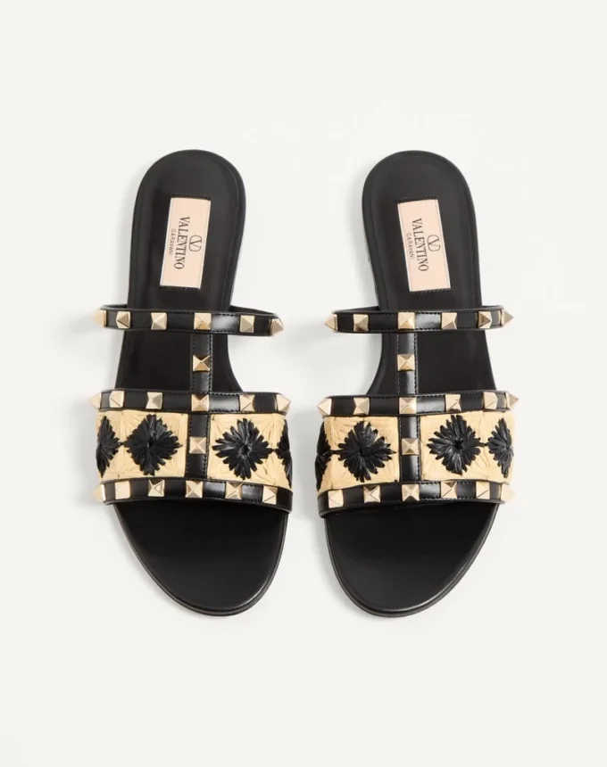 Rockstud-Sandale mit Raffia-Karostickerei