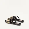 Rockstud-Sandale mit Raffia-Karostickerei