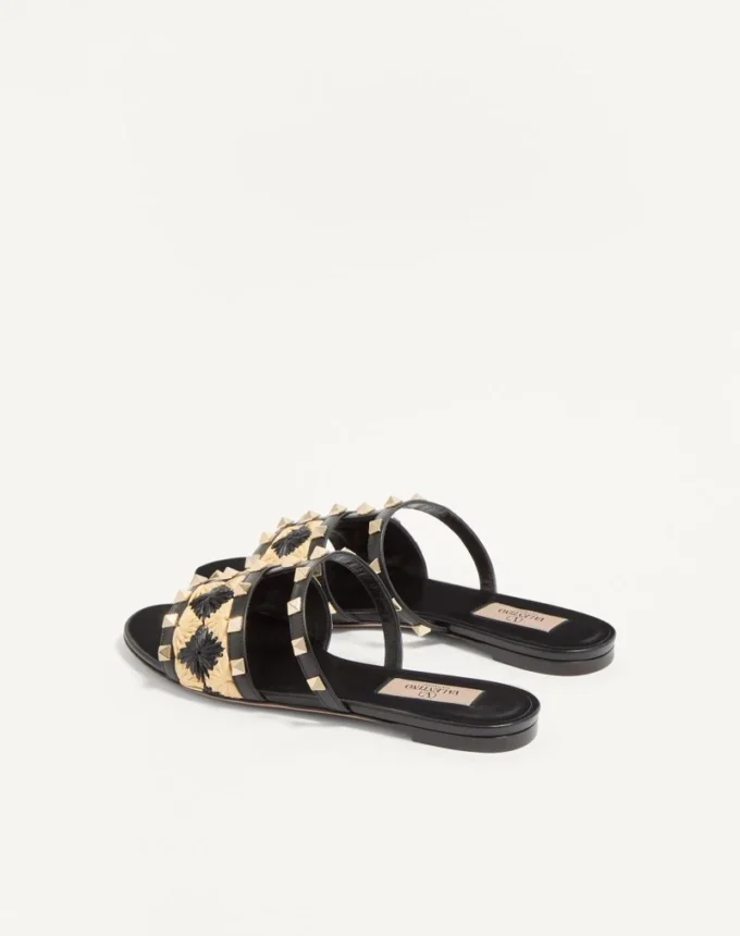 Rockstud-Sandale mit Raffia-Karostickerei