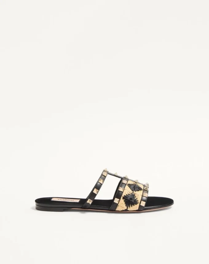 Rockstud-Sandale mit Raffia-Karostickerei