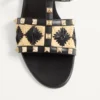 Rockstud-Sandale mit Raffia-Karostickerei