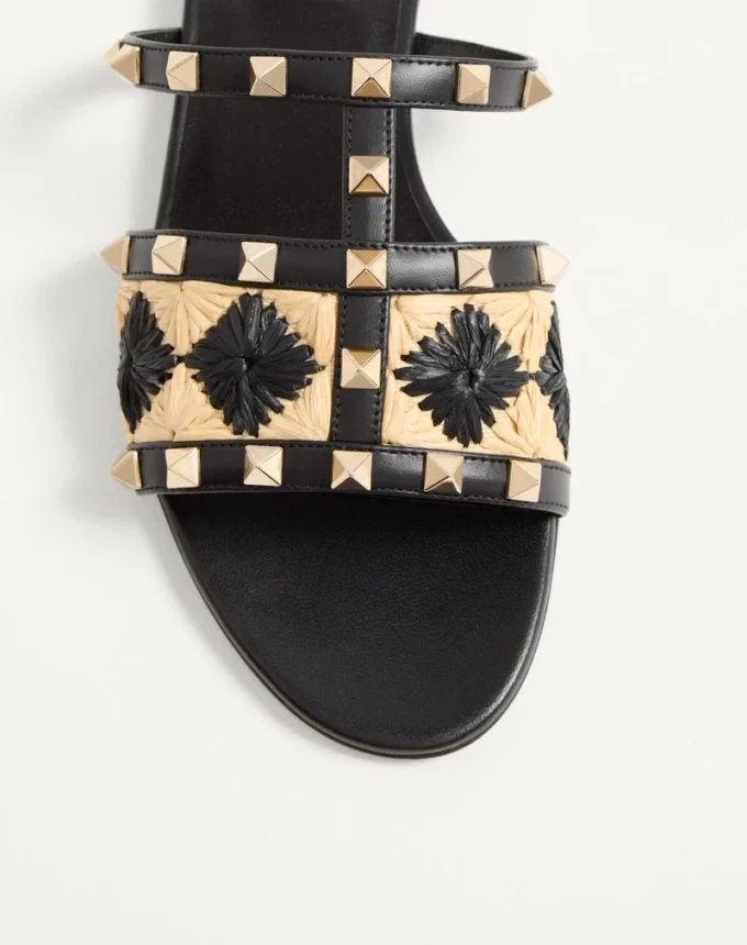 Rockstud-Sandale mit Raffia-Karostickerei