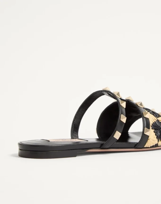 Rockstud-Sandale mit Raffia-Karostickerei
