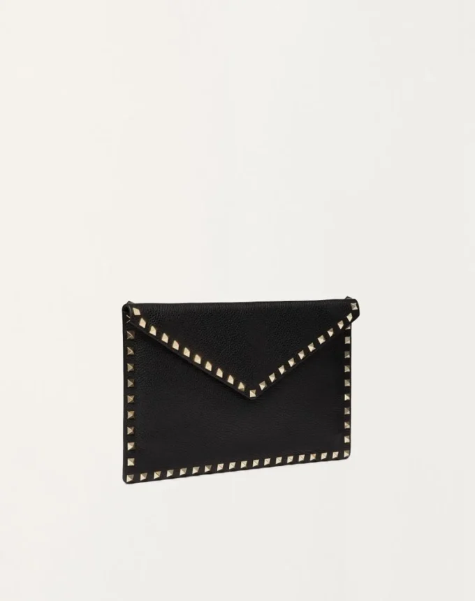 Rockstud-Umschlagtasche aus genarbtem Kalbsleder Rockstud-Umschlagtasche aus genarbtem Kalbsleder
