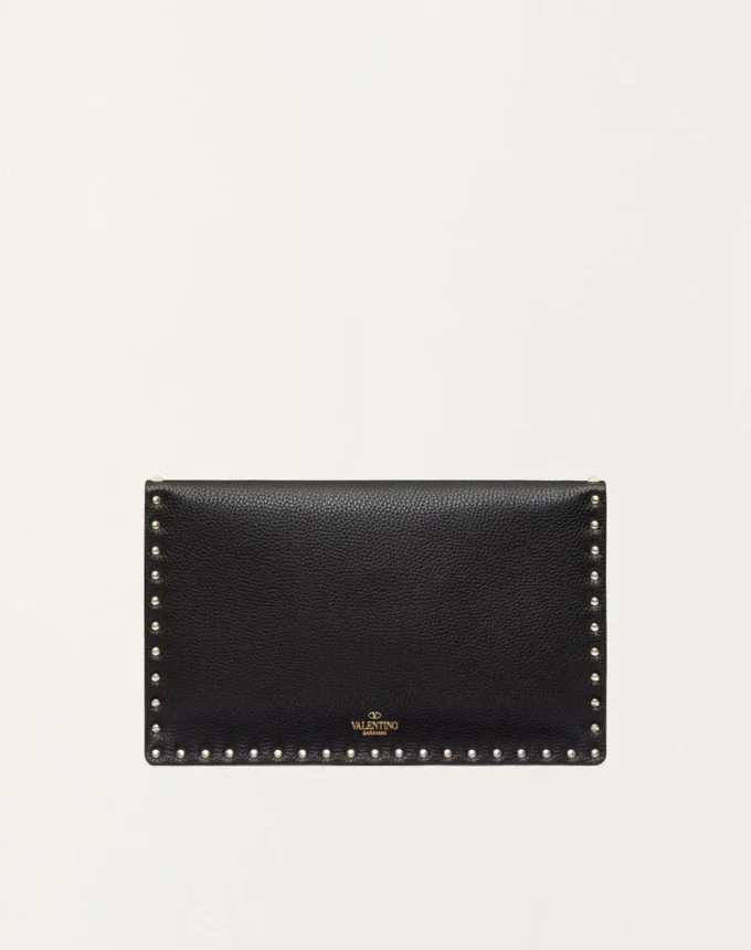 Rockstud-Umschlagtasche aus genarbtem Kalbsleder Rockstud-Umschlagtasche aus genarbtem Kalbsleder