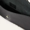 Rockstud-Umschlagtasche aus genarbtem Kalbsleder Rockstud-Umschlagtasche aus genarbtem Kalbsleder