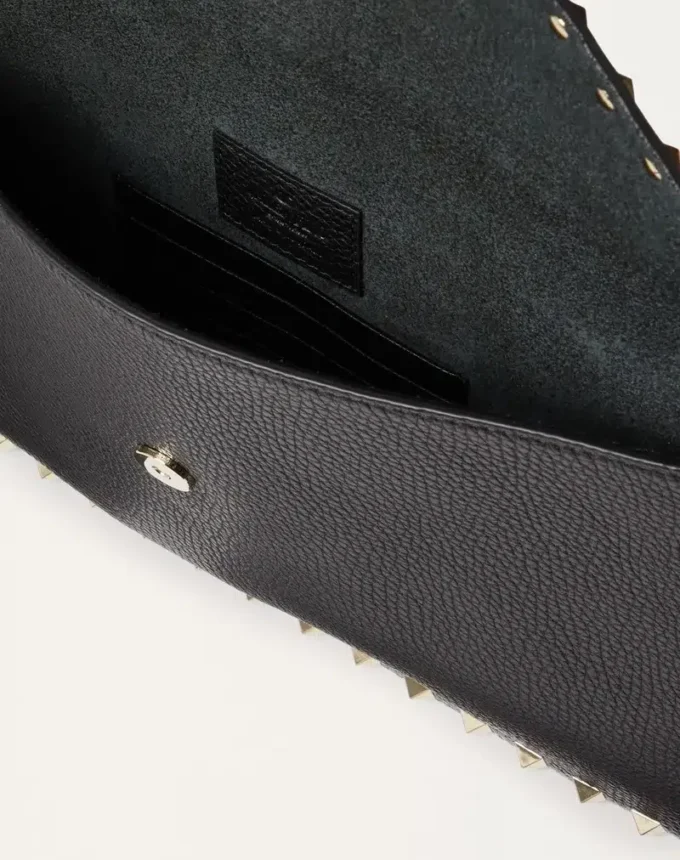 Rockstud-Umschlagtasche aus genarbtem Kalbsleder Rockstud-Umschlagtasche aus genarbtem Kalbsleder