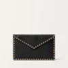 Rockstud-Umschlagtasche aus genarbtem Kalbsleder Rockstud-Umschlagtasche aus genarbtem Kalbsleder
