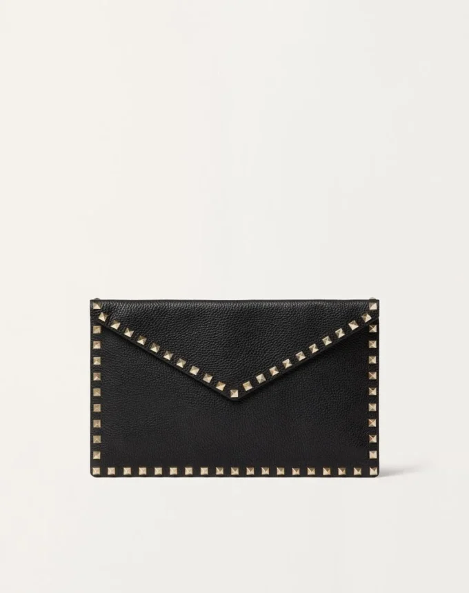 Rockstud-Umschlagtasche aus genarbtem Kalbsleder Rockstud-Umschlagtasche aus genarbtem Kalbsleder