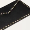 Rockstud-Umschlagtasche aus genarbtem Kalbsleder Rockstud-Umschlagtasche aus genarbtem Kalbsleder
