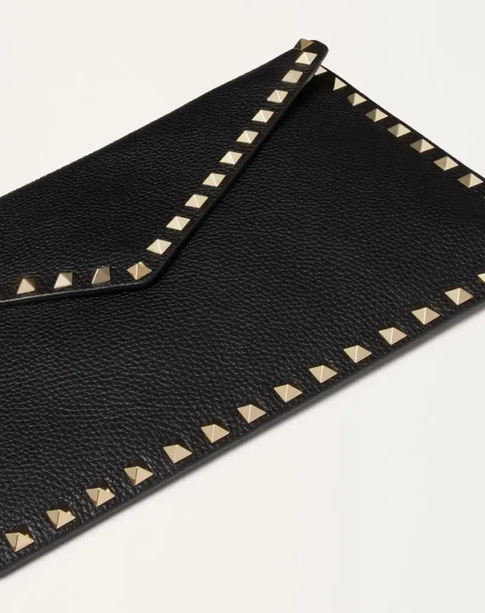 Rockstud-Umschlagtasche aus genarbtem Kalbsleder Rockstud-Umschlagtasche aus genarbtem Kalbsleder
