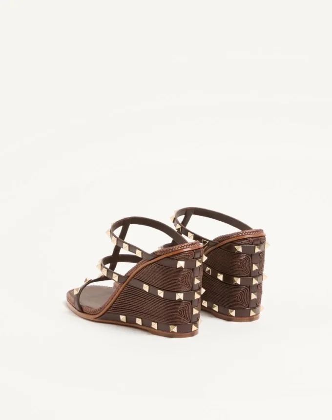 Rockstud Wedge Slide aus Kalbsleder mit Cornely-Stickerei 100 mm Rockstud Wedge Slide aus Kalbsleder mit Cornely-Stickerei 100 mm