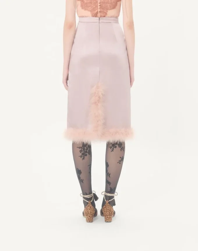 Satinrock mit Federn Satinrock mit Federn