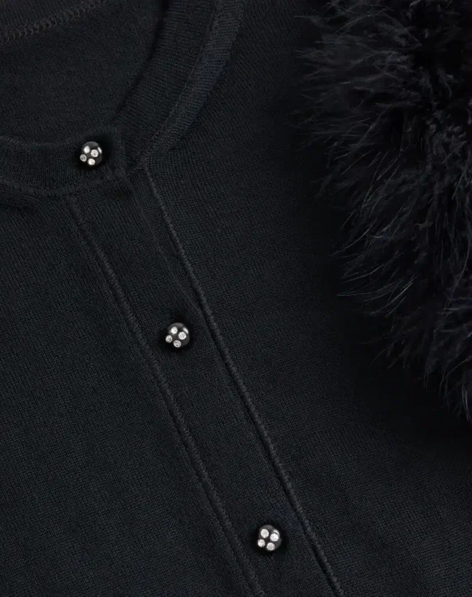 Strickjacke aus Wolle mit Federn Strickjacke aus Wolle mit Federn