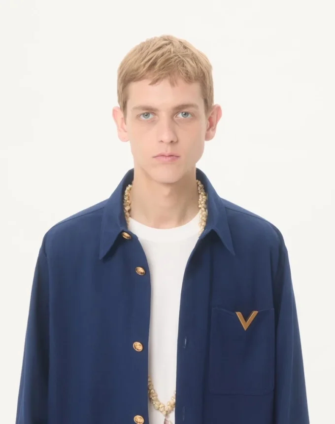 Valentino Baumwoll-Gabardine-Hemdjacke mit VGold Valentino Baumwoll-Gabardine-Hemdjacke mit VGold
