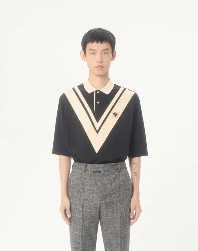 Valentino Baumwoll-Polo mit eingearbeitetem V und gesticktem Panther-Aufnäher Valentino Baumwoll-Polo mit eingearbeitetem V und gesticktem Panther-Aufnäher