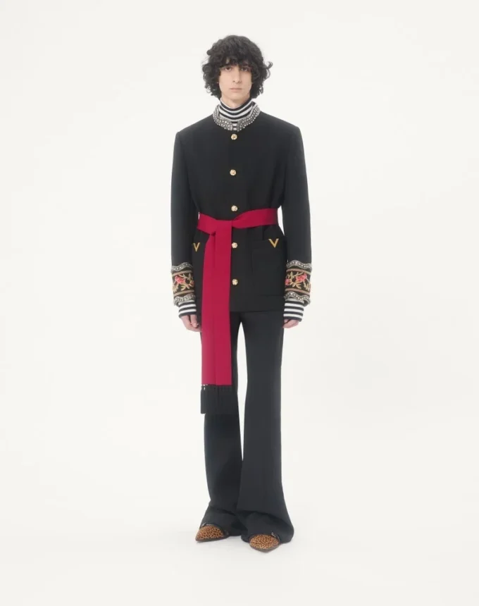 Valentino bestickte Jacke mit Gürtel aus Wollgabardine mit VGold Valentino bestickte Jacke mit Gürtel aus Wollgabardine mit VGold