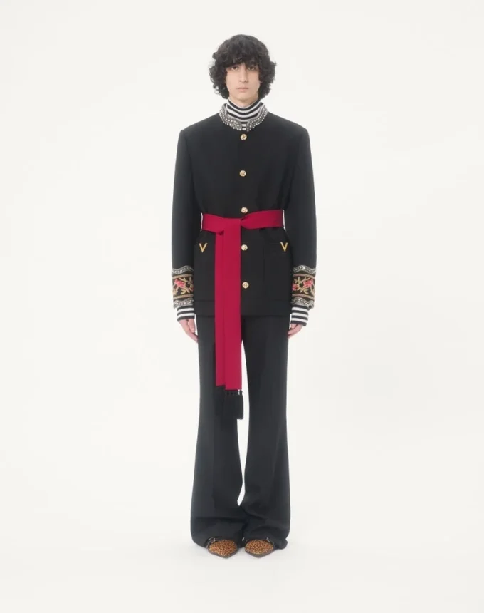 Valentino bestickte Jacke mit Gürtel aus Wollgabardine mit VGold Valentino bestickte Jacke mit Gürtel aus Wollgabardine mit VGold