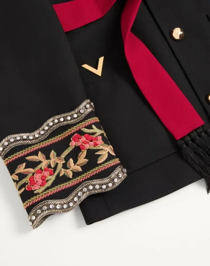 Valentino bestickte Jacke mit Gürtel aus Wollgabardine mit VGold Valentino bestickte Jacke mit Gürtel aus Wollgabardine mit VGold