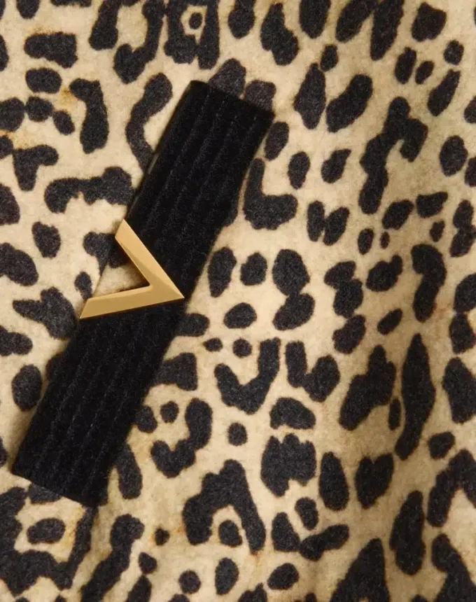 Valentino Bomberjacke aus drapierter Wolle mit VGold auf den Seitentaschen Valentino Bomberjacke aus drapierter Wolle mit VGold auf den Seitentaschen