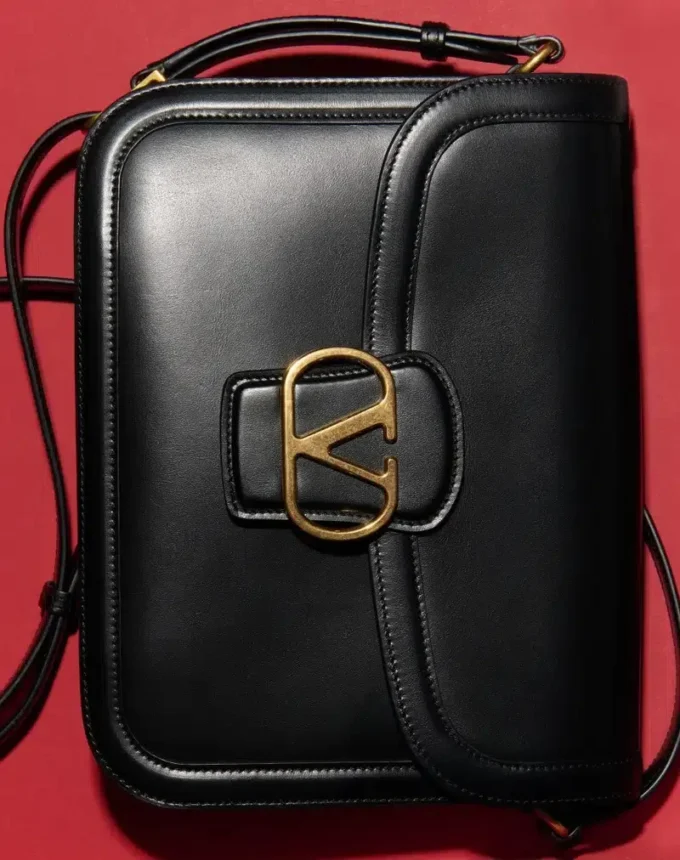 Valentino Garavani 9To5 Schultertasche aus glattem Kalbsleder Valentino Garavani 9To5 Schultertasche aus glattem Kalbsleder